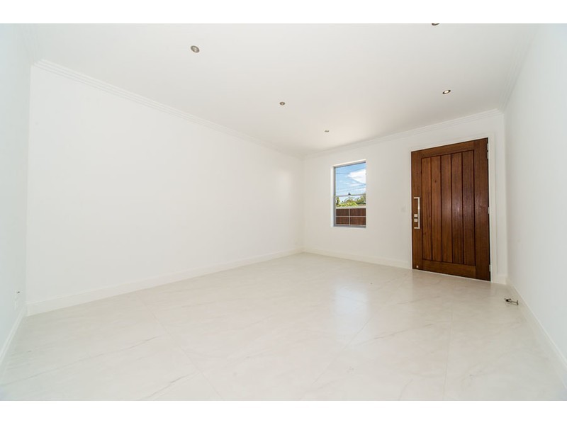 13 Plover Avenue, Paradise Point QLD 4216