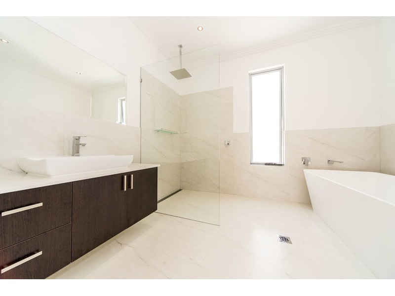 13 Plover Avenue, Paradise Point QLD 4216