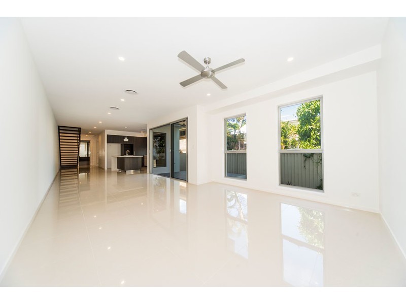 2/9 Nankeen Avenue, Paradise Point QLD 4216