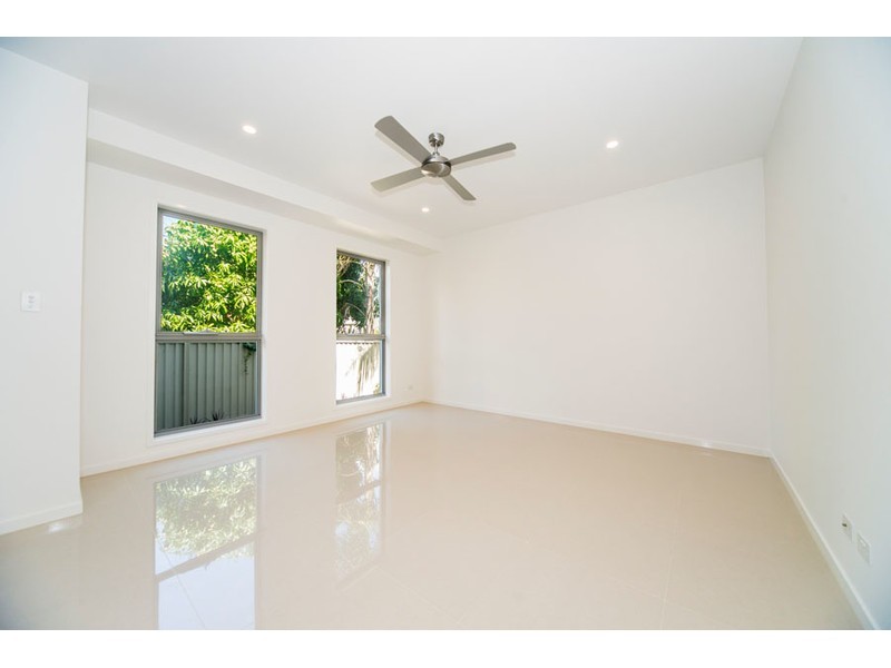 2/9 Nankeen Avenue, Paradise Point QLD 4216