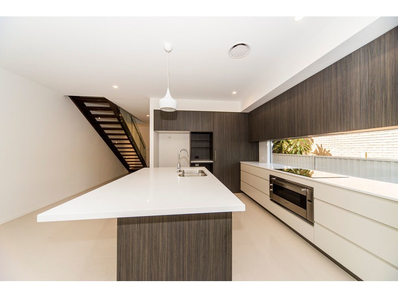 2/9 Nankeen Avenue, Paradise Point QLD 4216