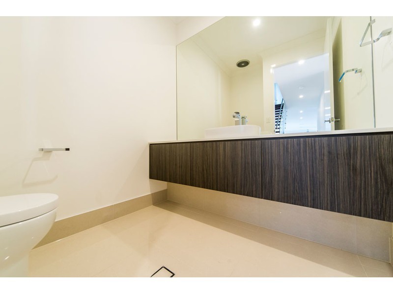2/9 Nankeen Avenue, Paradise Point QLD 4216