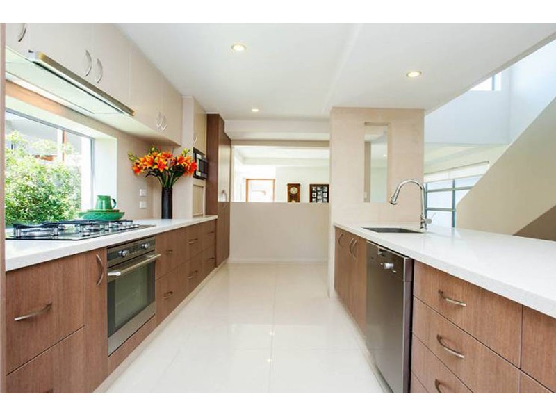 7 Donald Avenue, Paradise Point QLD 4216