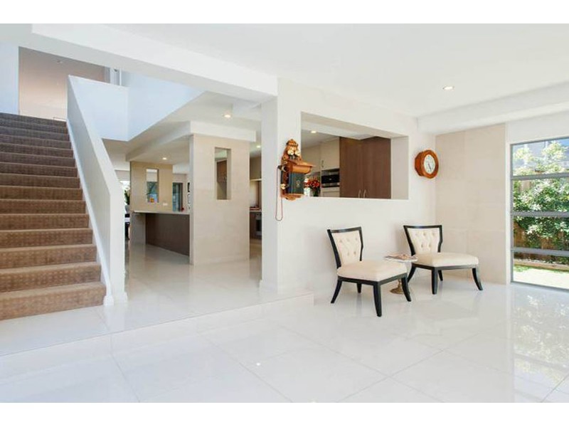 7 Donald Avenue, Paradise Point QLD 4216