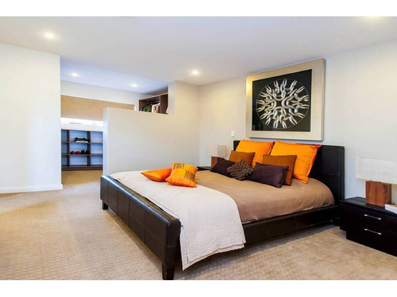 7 Donald Avenue, Paradise Point QLD 4216