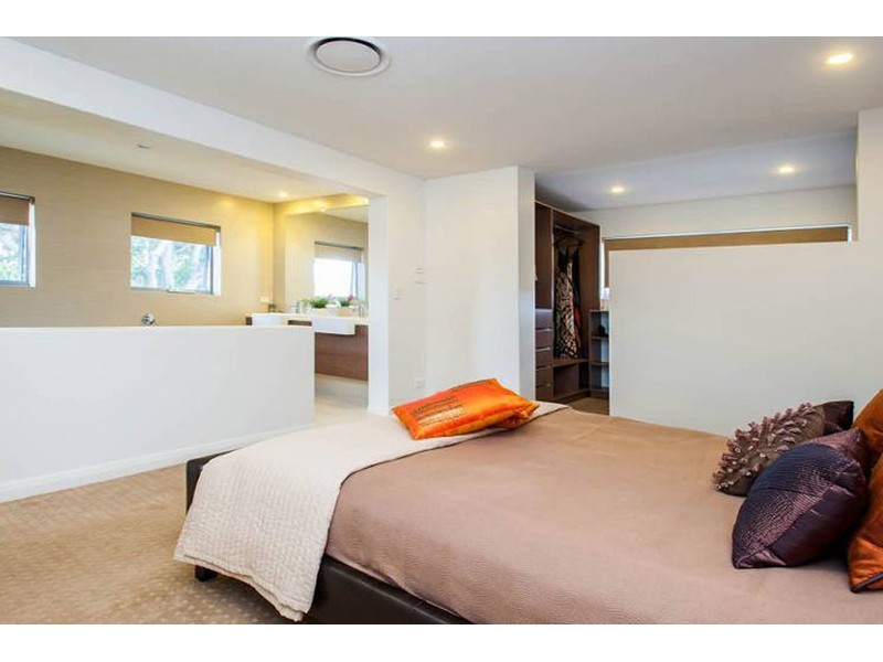 7 Donald Avenue, Paradise Point QLD 4216