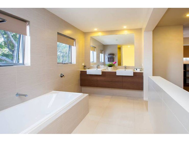 7 Donald Avenue, Paradise Point QLD 4216