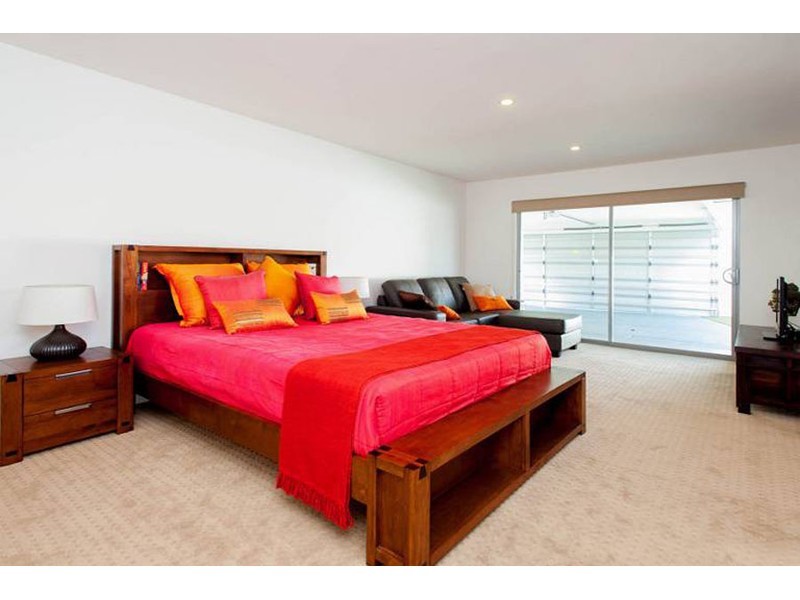 7 Donald Avenue, Paradise Point QLD 4216