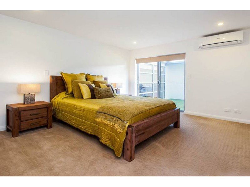 7 Donald Avenue, Paradise Point QLD 4216