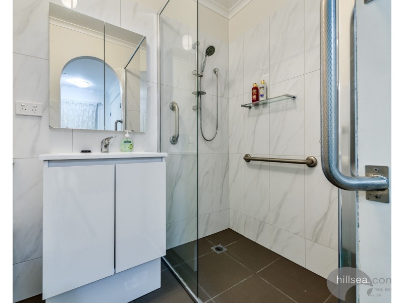 1/1 Esplanade West, Paradise Point QLD 4216