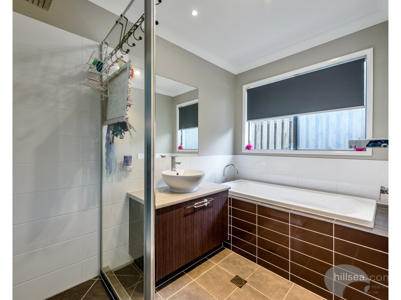17 Ningaloo Drive, Pimpama QLD 4209