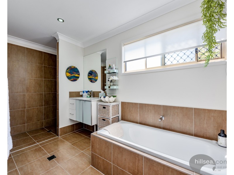 2/18 Fourth Avenue, Labrador QLD 4215