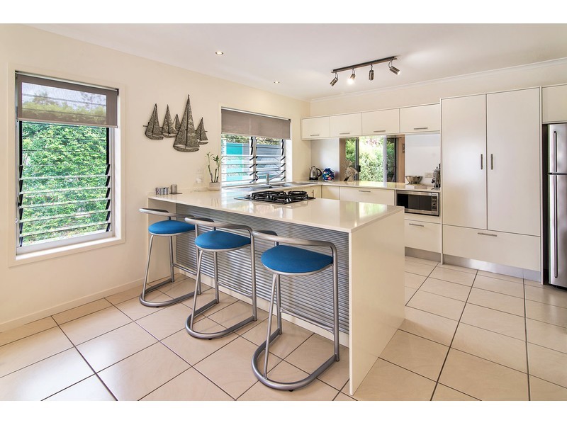 4 Mallard Avenue, Paradise Point QLD 4216