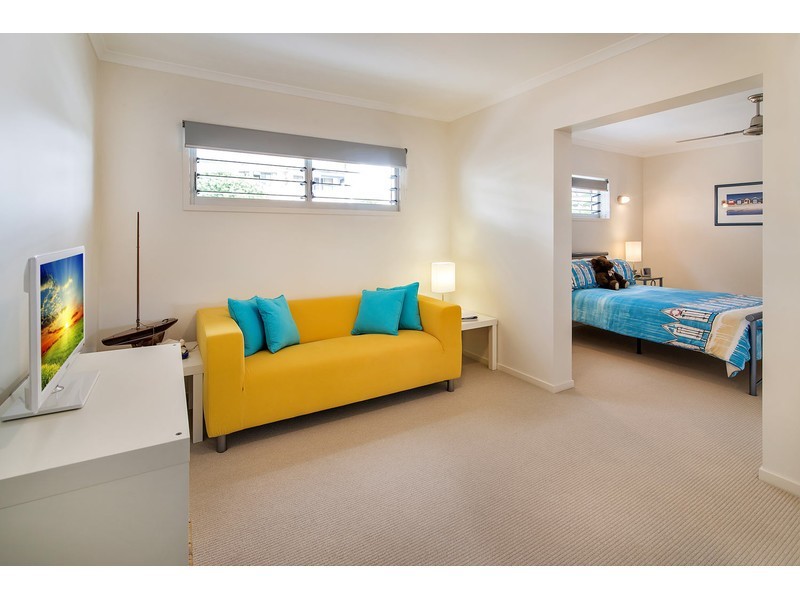 4 Mallard Avenue, Paradise Point QLD 4216