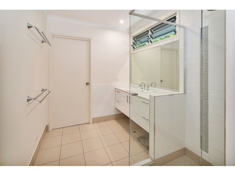 4 Mallard Avenue, Paradise Point QLD 4216