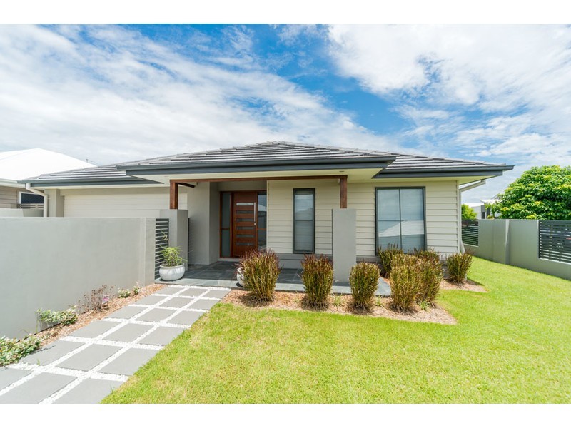 8 Azure Way, Hope Island QLD 4212