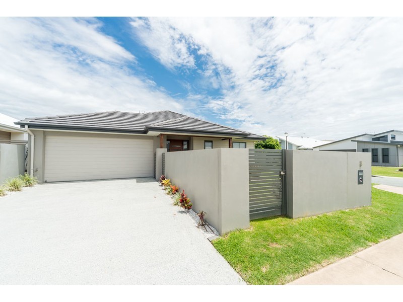 8 Azure Way, Hope Island QLD 4212