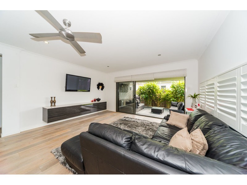 8 Azure Way, Hope Island QLD 4212