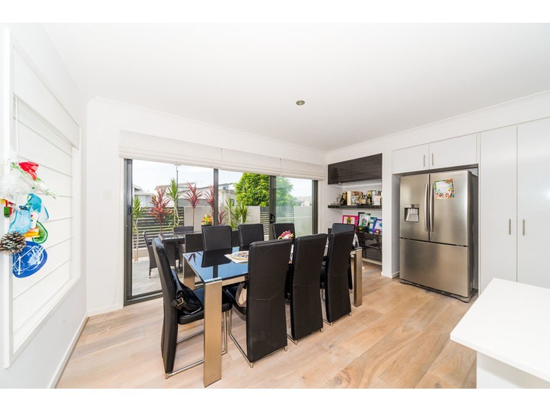 8 Azure Way, Hope Island QLD 4212