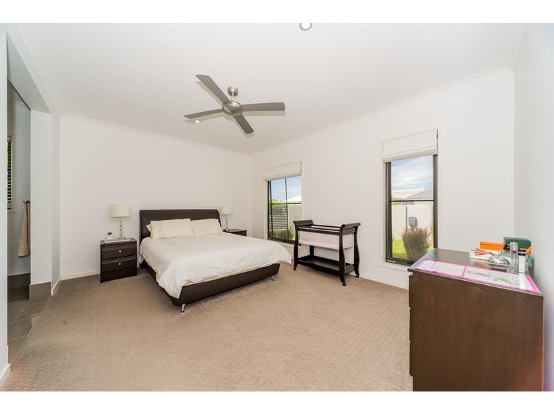 8 Azure Way, Hope Island QLD 4212