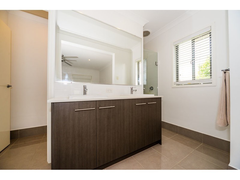 8 Azure Way, Hope Island QLD 4212