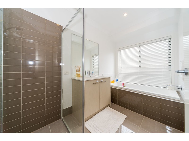 8 Azure Way, Hope Island QLD 4212