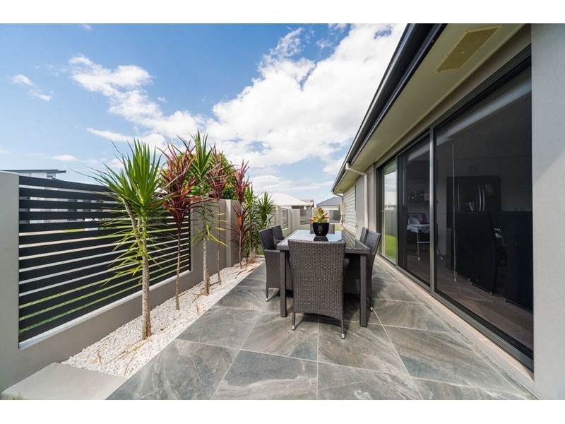 8 Azure Way, Hope Island QLD 4212