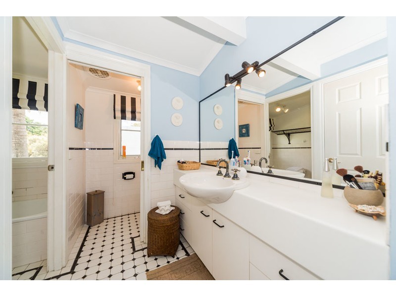 32 Crescent Avenue, Hope Island QLD 4212