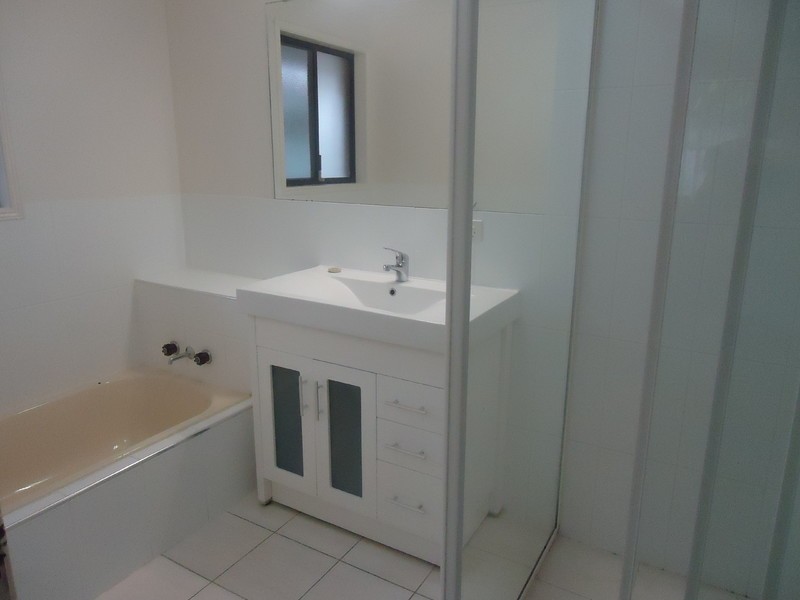 2/215 Central Street, Labrador QLD 4215