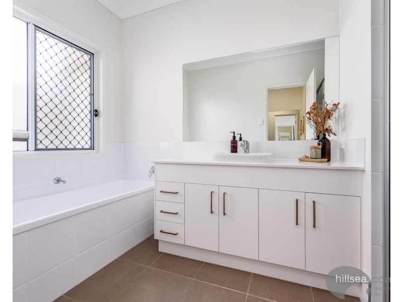 10 Waters Close, Hope Island QLD 4212