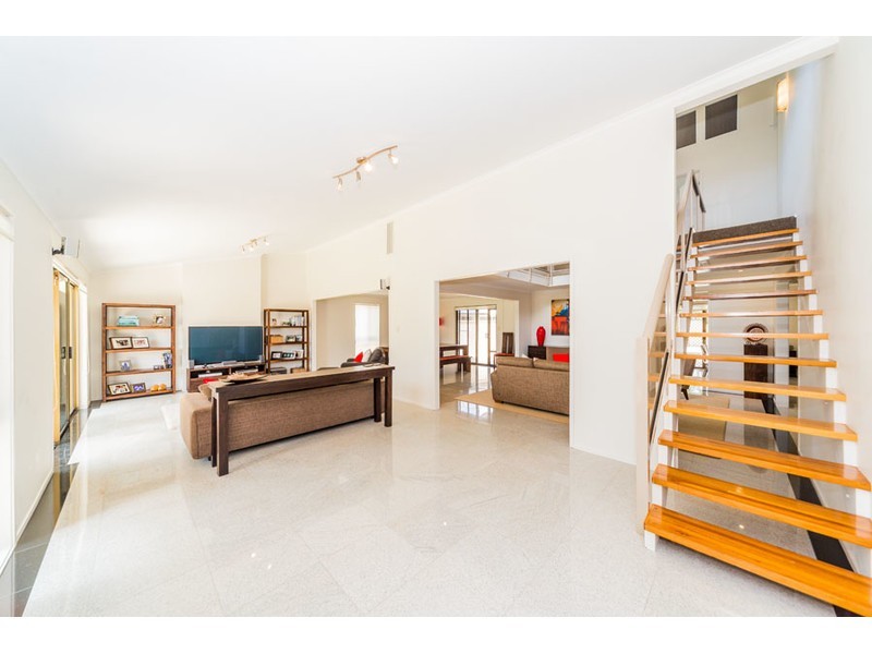 9 Erave Avenue, Runaway Bay QLD 4216