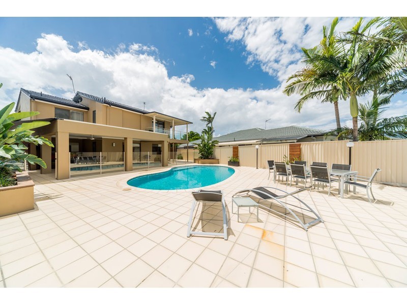 9 Erave Avenue, Runaway Bay QLD 4216