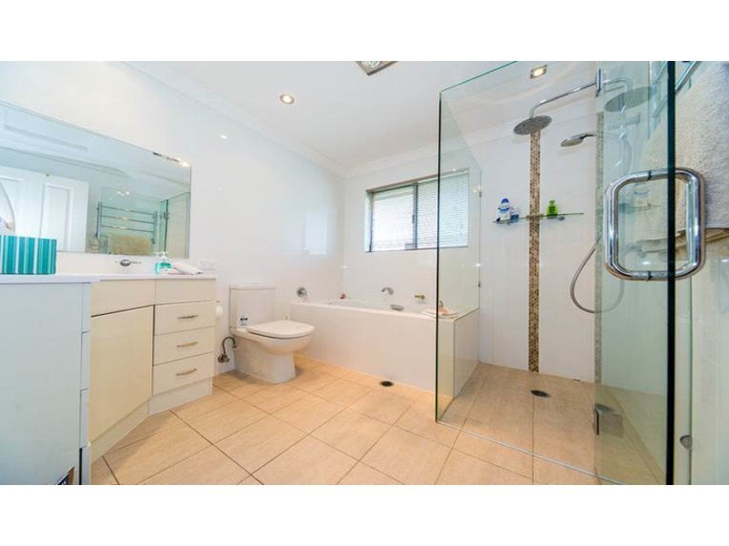 70 Parkes Drive, Helensvale QLD 4212