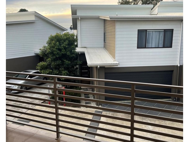 2/3 Michigan Drive, Oxenford QLD 4210