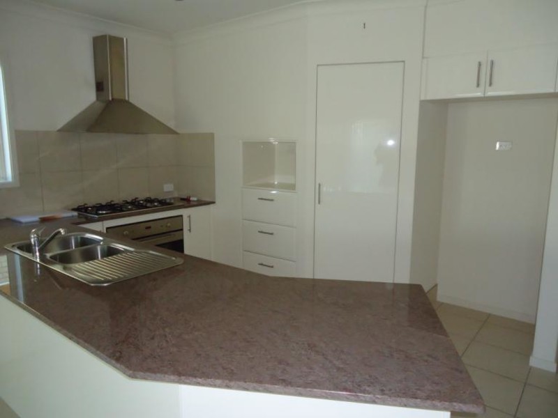 2/11 Mallard Ave, Paradise Point QLD 4216