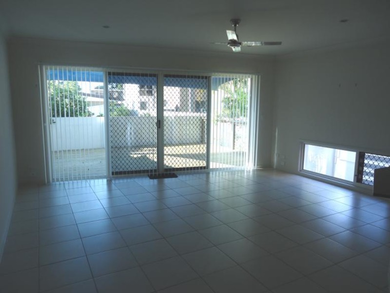 2/11 Mallard Ave, Paradise Point QLD 4216