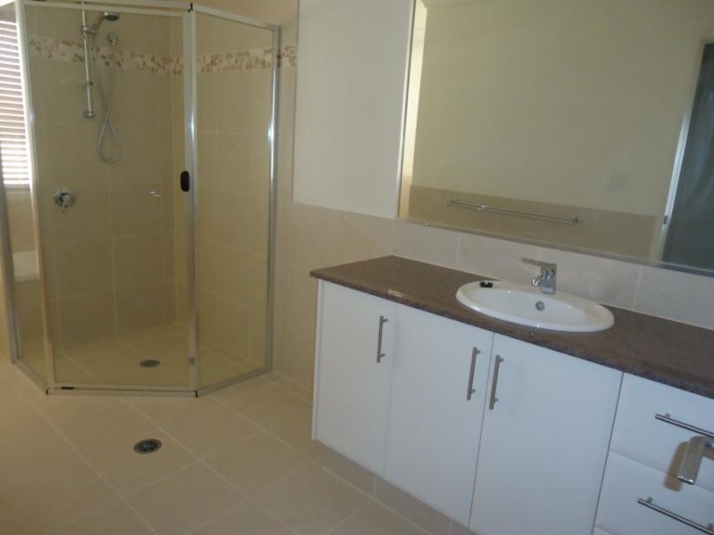 2/11 Mallard Ave, Paradise Point QLD 4216