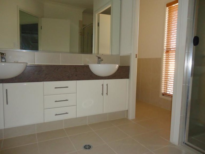 2/11 Mallard Ave, Paradise Point QLD 4216