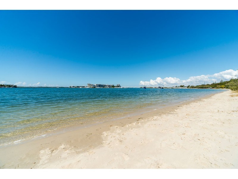 1/6 Rosalind Avenue, Paradise Point QLD 4216