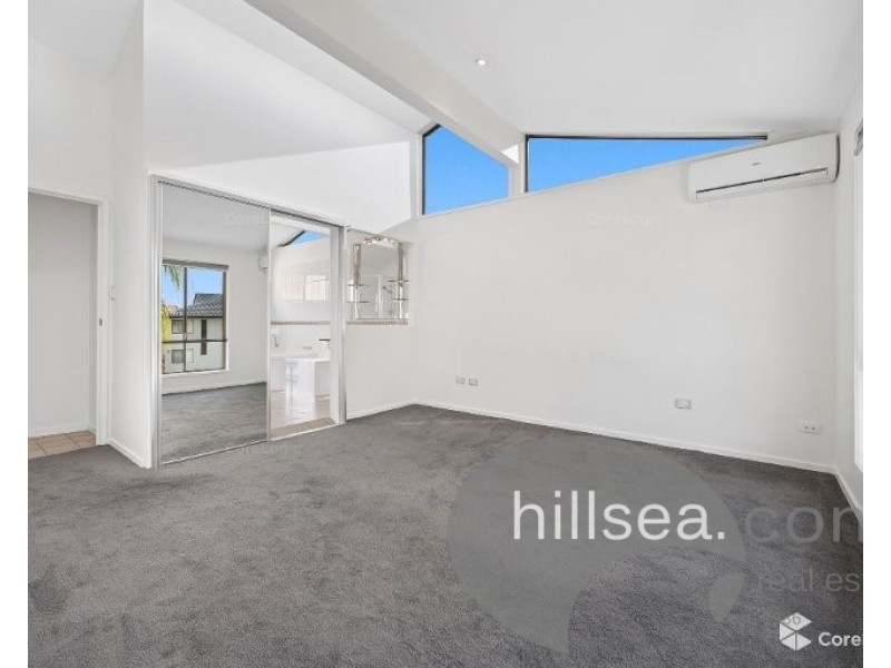 2/2 Runaway Bay Avenue, Runaway Bay QLD 4216