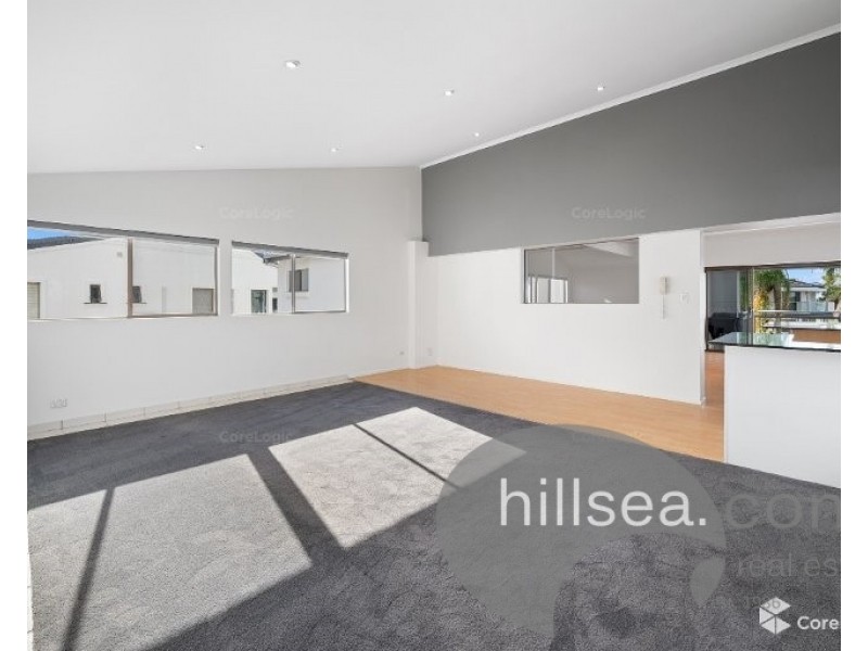 2/2 Runaway Bay Avenue, Runaway Bay QLD 4216