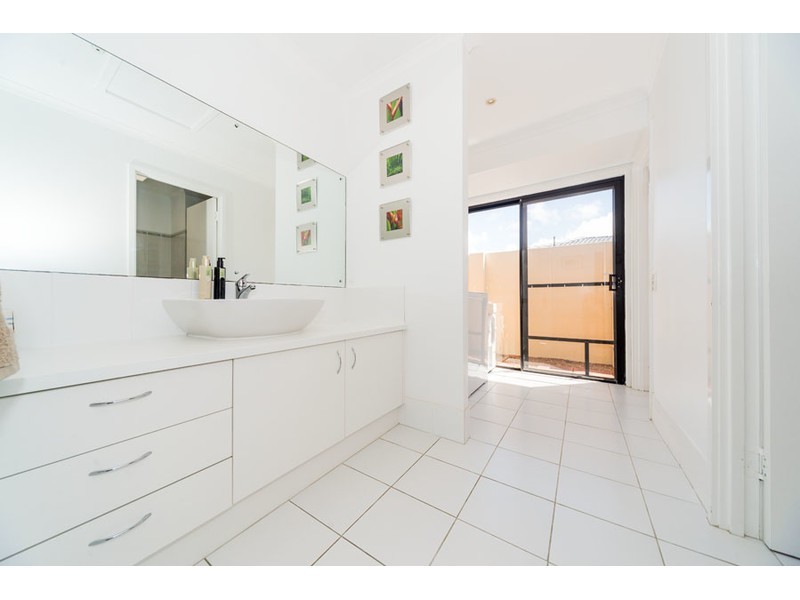 4 Namatjira Street, Paradise Point QLD 4216
