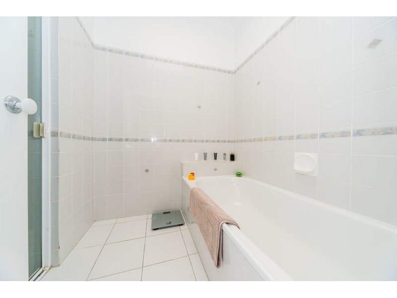 4 Namatjira Street, Paradise Point QLD 4216