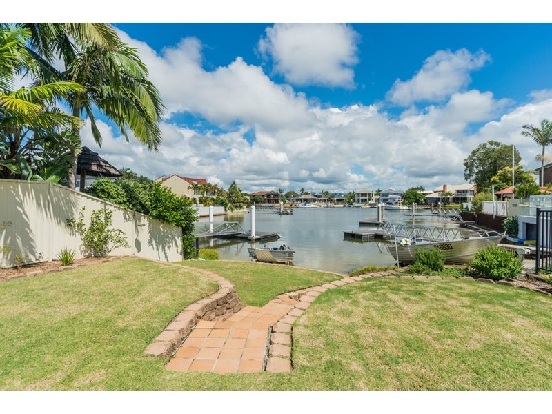 4 Namatjira Street, Paradise Point QLD 4216