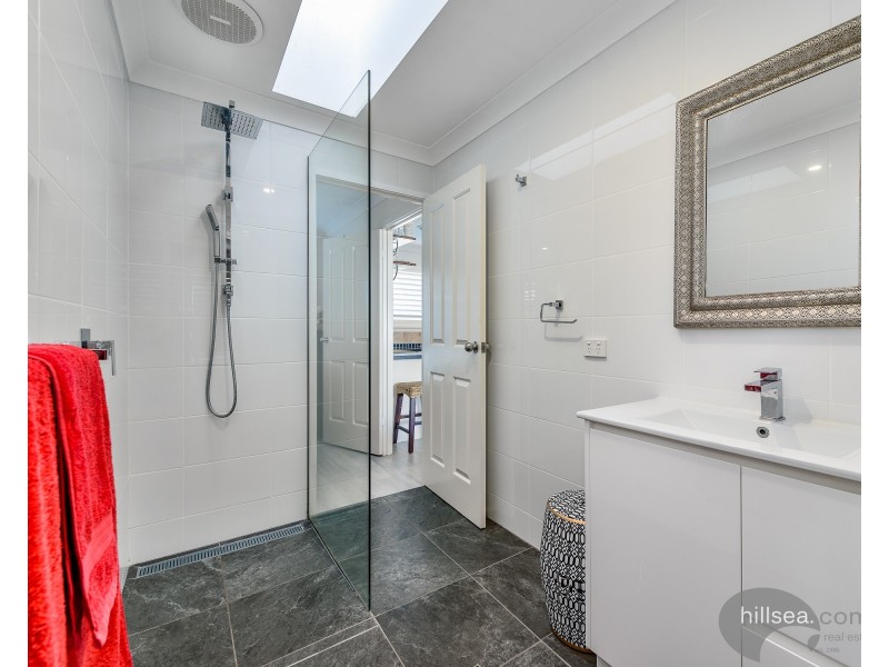 2/2 Warrie Close, Paradise Point QLD 4216