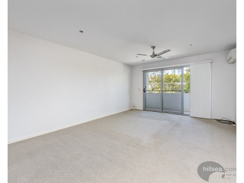 2/156 Muir Street, Labrador QLD 4215