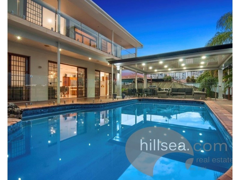 8 Anchorage Way, Biggera Waters QLD 4216