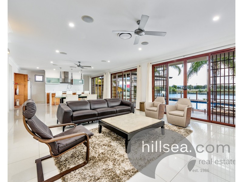 8 Anchorage Way, Biggera Waters QLD 4216