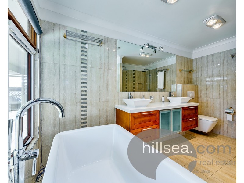 8 Anchorage Way, Biggera Waters QLD 4216