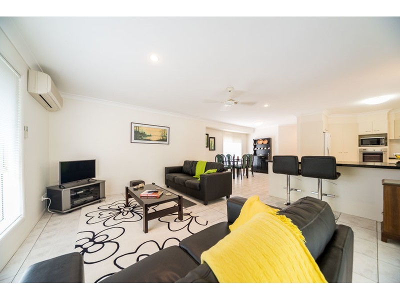 8 Nottinghill Gate Drive, Arundel QLD 4214